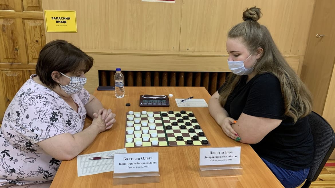 Ольга Балтажи (зліва) проти Віри Попруги