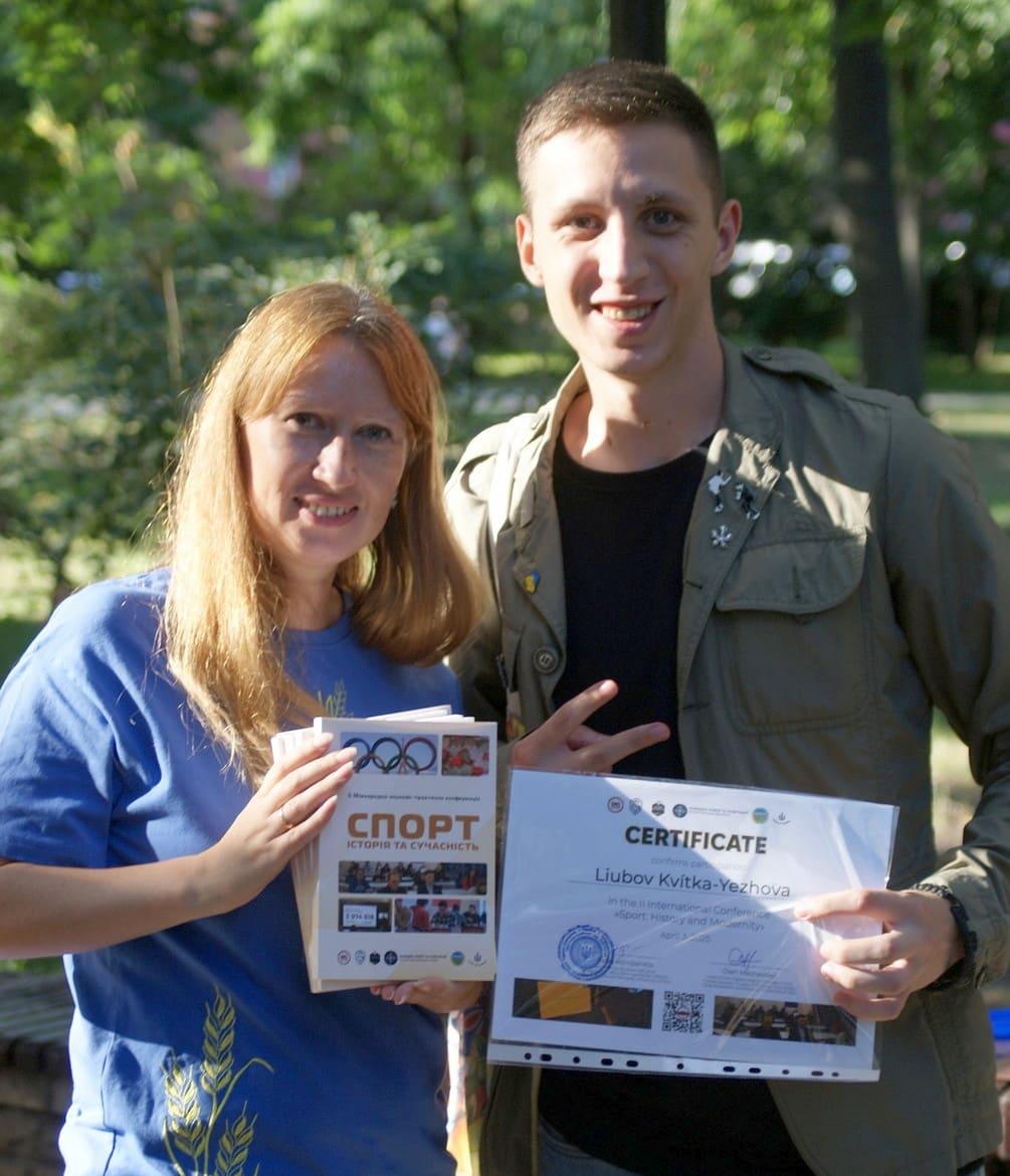 Сертифікат про участь у ІІ Міжнародній науково-практичній конференції «Спорт: історія та сучасність» Любові Квітці-Єжовій вручає Едуард Кузьменко