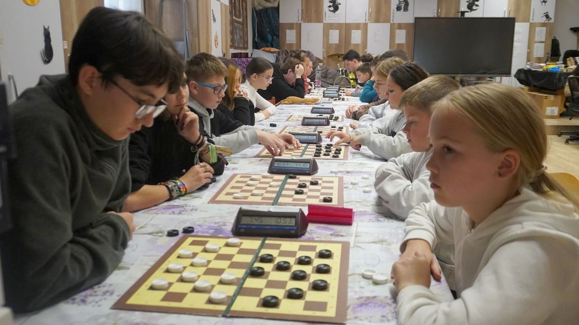 Товариська зістріч молоді України та Угорщини у шашки-64