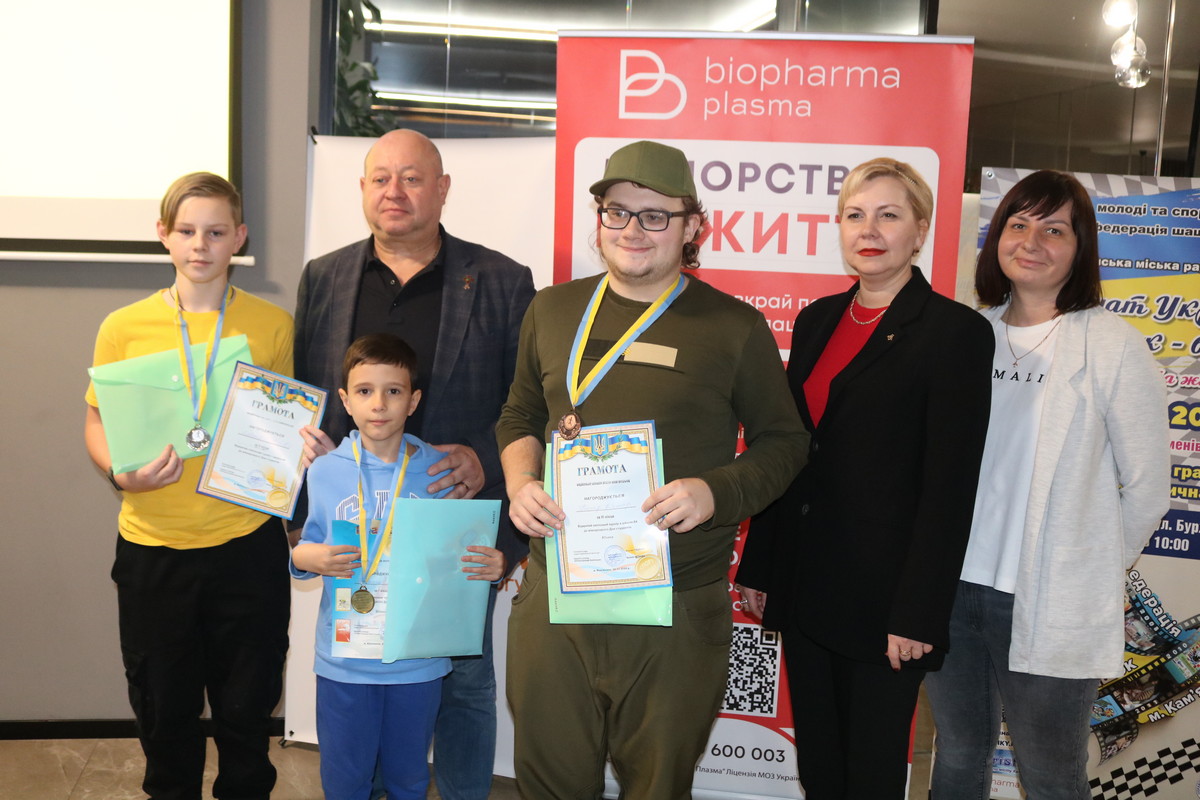 Переможці турніру з шашок-64 до Дня студентів. Зліва направо: М.Зябрев, А.Івашина, Я.Радченко (маленький), В.Гончар, Н.Муленко, А.Губарєва