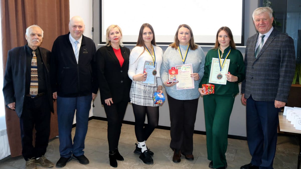 Призери чемпіонату України з шашок-64. Класична гра. 2025 рік. Зліва направо: В.Лисиченко, Л.Бройтман, Н.Муленко, О.Губарєва, О.Коротка, Ан.Губарєва, І.Губарєв