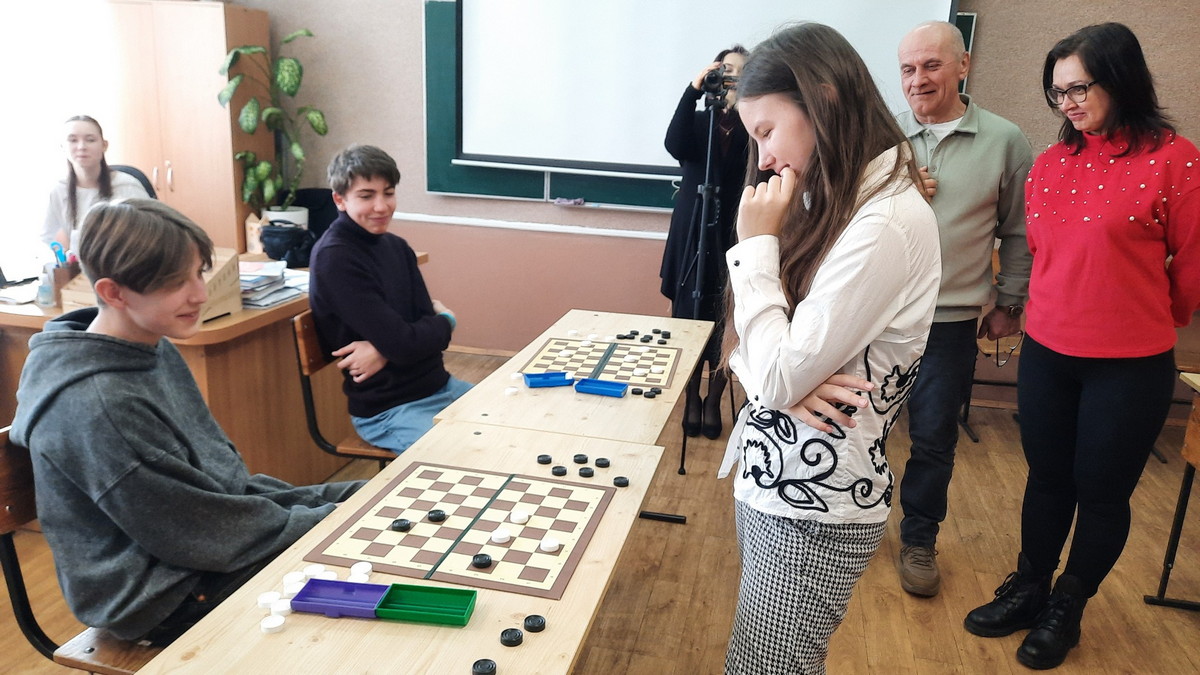 Валерія Єжова зіграла одночасно з десятьма хлопцями у шашки-64