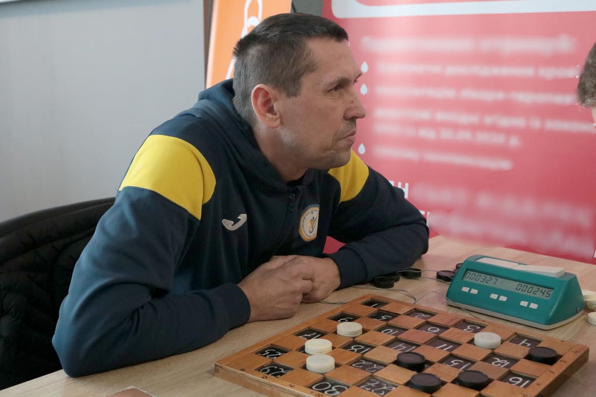 За відсутності зору можна перемагати і у шашки, і у житті. Розповідь про шлях до чемпіонства Івана Фідика