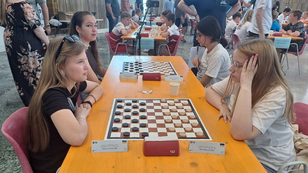 Василиса Куценко (ліворуч) проти Анастасії Пічки