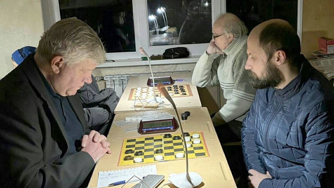 На 77-му чемпіонаті міста Кам'янського з шашок-64 зіграно 4-й тур