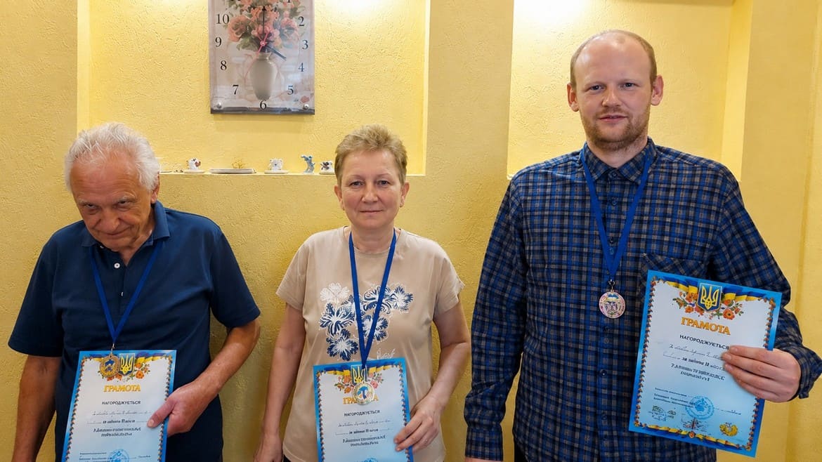 Зліва направо: В.Кривошей, Л.Ведерко, І.Дзюбак. Фото оброблено ШІ